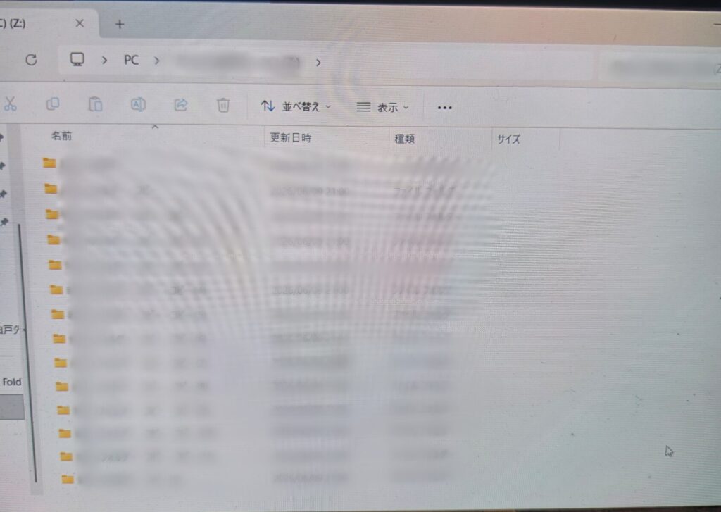 問題の箇所をオフィスの環境に合わせて正しく修正し、パソコンを一度再起動。ドキドキしながら再度ネットワークドライブへのアクセスを試したところ……「パッ」と使い慣れたバッファローの共有画面が開き、無事にすべてのデータへアクセスできるようになりました!