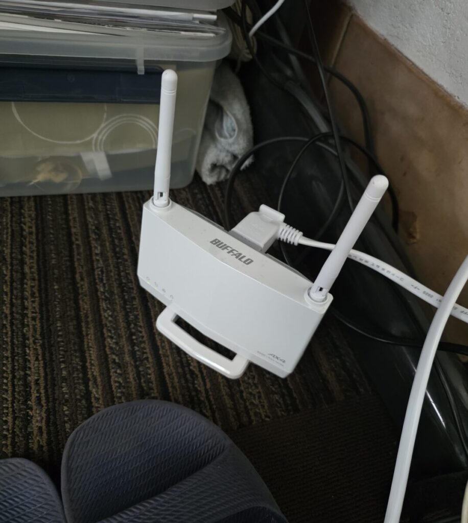 今回はただ電波を中継するだけでなく、親機と同じ「SSID（ネットワーク名）」のまま家中で自動接続できる『メッシュWi-Fi』として丁寧に設定をこなしていきました。 これにより、リビングから寝室へ移動しても、いちいちスマホ側でWi-Fiの接続先を切り替え直す必要がありません！家中どこにいても、1つの同じWi-Fiをそのまま自動で掴み続けてくれるので、ストレスフリーでインターネットや動画を楽しめるようになります。

プロの無駄のない手順で作業を進めること30分ほどで、すべてのメッシュWi-Fi設定がスマートに完了いたしました！