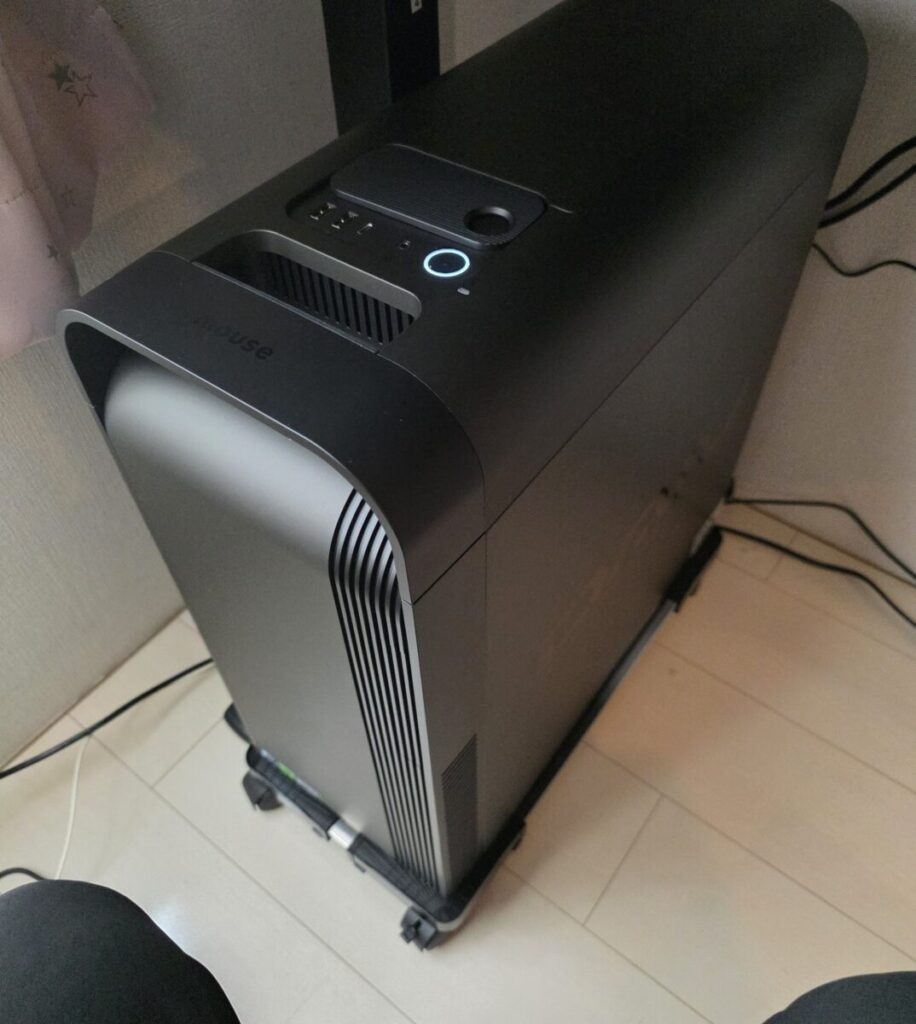 まずは、大きな箱からパソコン本体を傷つけないよう慎重に取り出し、液晶ディスプレイも丁寧に組み立ててデスクへ配置。電源ケーブルやモニターケーブルを美しく裏側で配線し、設置を完了させました。重くて力が必要なこの開梱・組み立て・設置ステージにかかった時間は、プロの手際によりわずか10分ほどです！