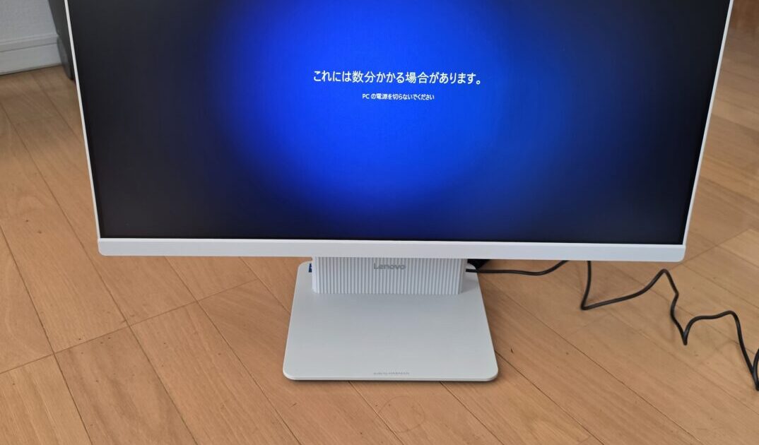 【作業内容と10分のスピード解決！】 さっそく電源ケーブルを接続し、レノボパソコンのシステムセットアップを開始。無駄のない確実なプロの手順で進めたため、作業開始からわずか10分もかからずにすべての本体設定が完了いたしました！
