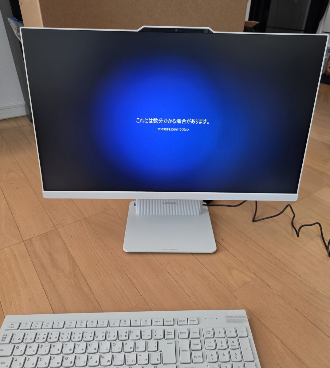【作業内容と10分のスピード解決！】 さっそく電源ケーブルを接続し、レノボパソコンのシステムセットアップを開始。無駄のない確実なプロの手順で進めたため、作業開始からわずか10分もかからずにすべての本体設定が完了いたしました！