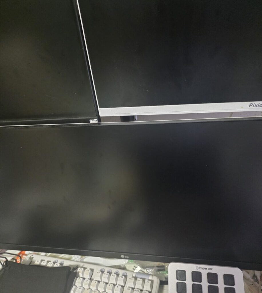 お客様ご自身でもかなり詳しく調べられており、なんと原因を疑って新しいマザーボード（全く同じ型番）をご自身で購入し、一度全て分解して付け替え作業まで試されたそうです。しかし、それでも症状は変わらず、画面は真っ暗なまま…。
