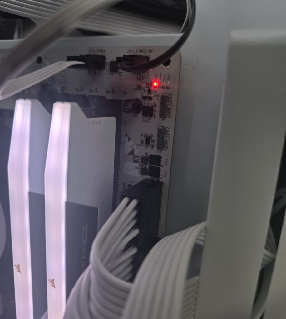 パソコンの電源を入れると、ファンは回り電源自体は入りますが、マザーボードの右上にある「CPUランプ」が赤く点灯したままになっています。