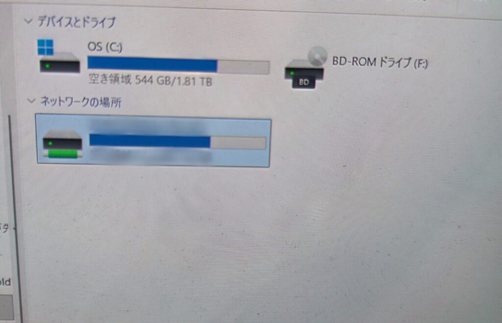 問題の箇所をオフィスの環境に合わせて正しく修正し、パソコンを一度再起動。ドキドキしながら再度ネットワークドライブへのアクセスを試したところ……「パッ」と使い慣れたバッファローの共有画面が開き、無事にすべてのデータへアクセスできるようになりました!