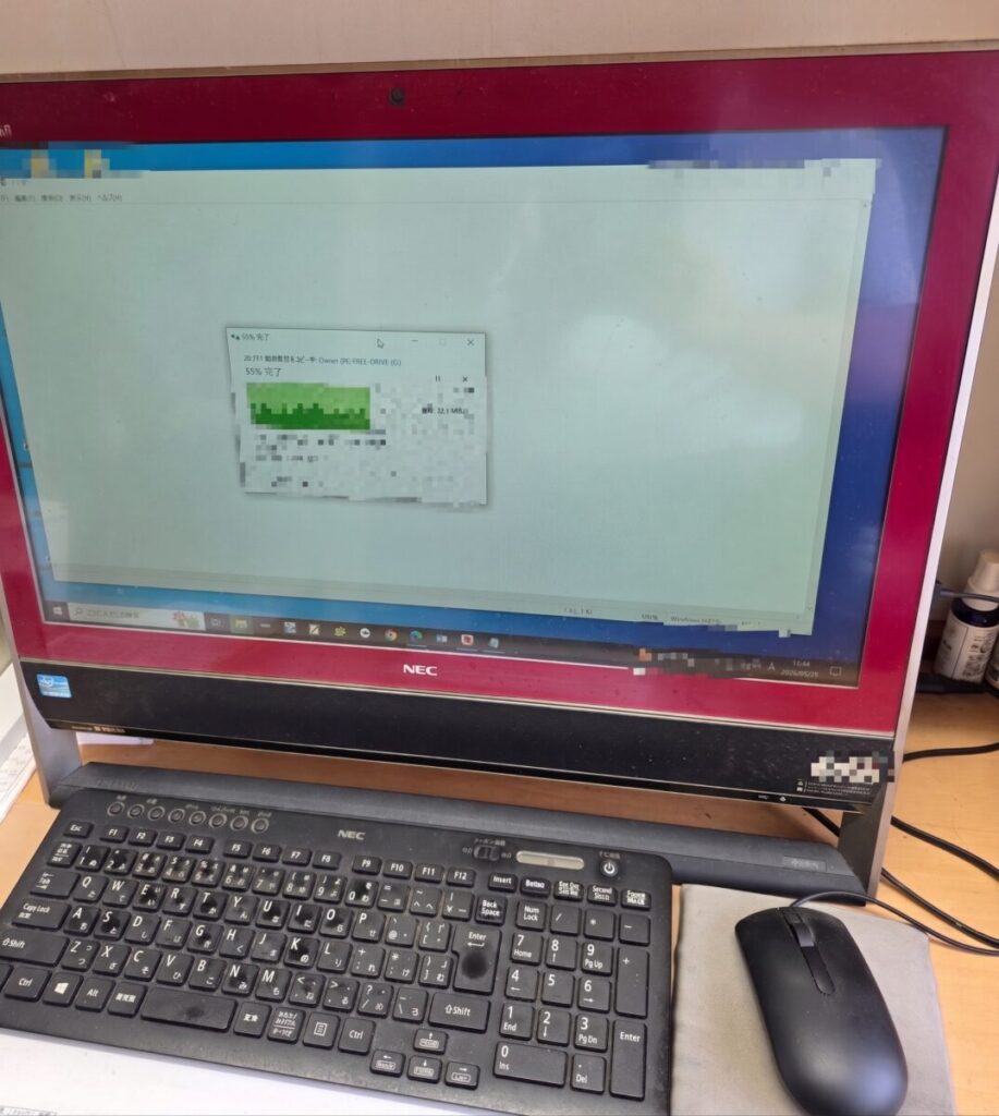 これまで10年以上もの間、大切に使い続けられてきた古いNEC製の一体型パソコンが迎えてくれました。