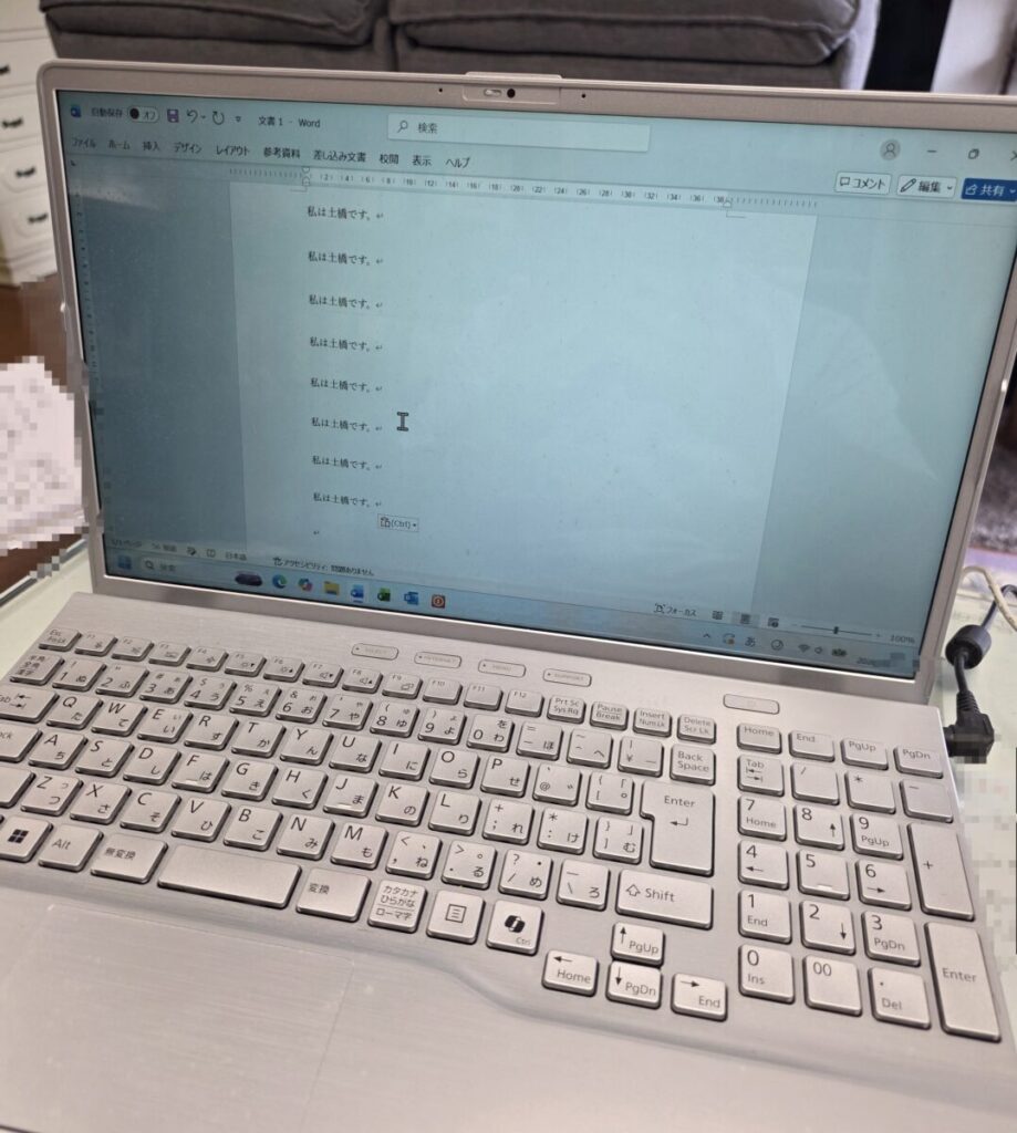 インクがかすれるとのことだったので、まずは状態を確かめるためにテスト印刷を1枚かけてみたところ、やはり規則正しく色がかすれてしまっている部分を確認いたしました。