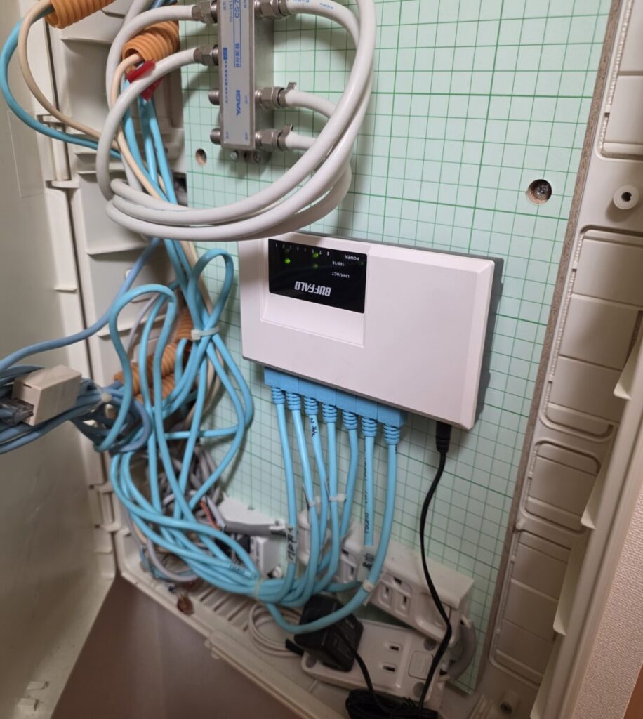 そこで、モデム、回線ルーターからハブ、LANケーブルに至るまで、配線周りを徹底的にチェック・診断していきました。
