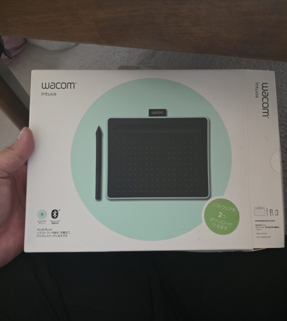 【現場での状況と作業内容】 現地に到着後、さっそくパソコンを起動してペンタブレットのセットアップ作業を開始いたしました。