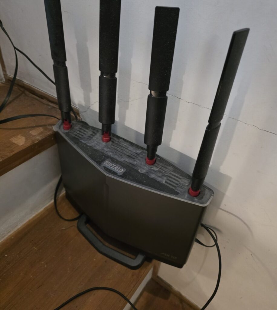 このようなトラブルが起きる原因の大半は、Wi-Fiルーター（無線LAN親機）の側にあります。そこで宅内のルーターの状態を細かく確認したところ、数分でルーター内部の「一時的なシステムエラー」が発生していることを突き止めました