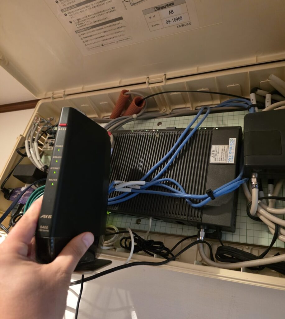 ここから、私はある一つの原因を推測いたしました。 それは、お使いの無線ルーターの内部システムや基板が寿命・経年劣化により不具合を起こし、【ルーター本体が勝手に内部で再起動（システムエラーによる強制シャットダウンと立ち上げ）を繰り返してしまっている】という可能性です。 無線ルーターが勝手に再起動をかけると、当然その間はWi-Fiの電波が一切消えてネットが切断されます。そして、ルーターが正常に立ち上がるまでの時間が「約5分ほど」かかるため、5分経つと何事もなかったかのようにネットが使えるようになる……。毎朝5分だけ切れるという謎の挙動と、時間が完全に一致するのです！