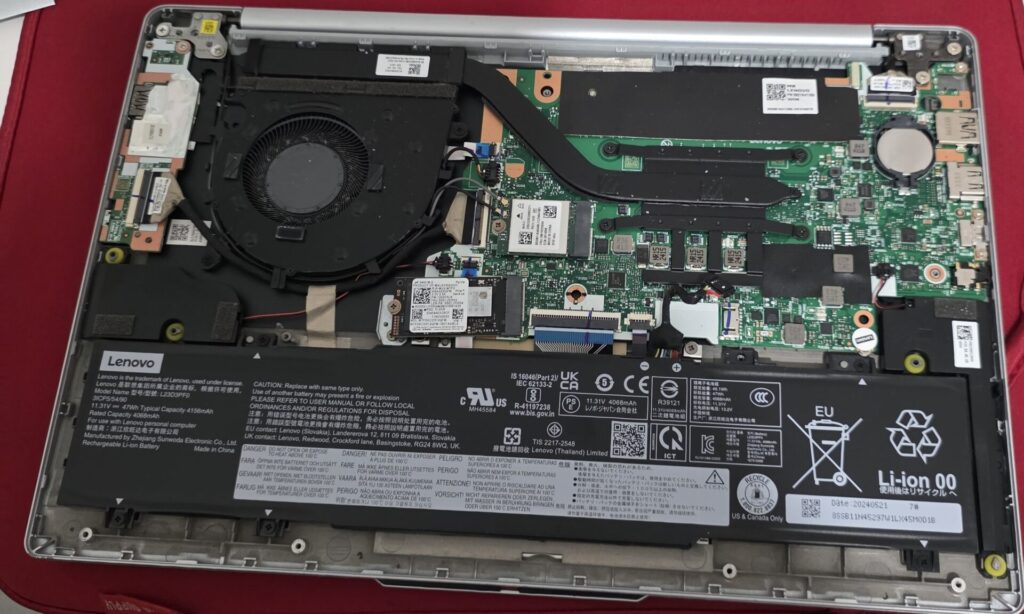 放電作業：帯電による一時的なシステムフリーズを疑い、内蔵バッテリーのケーブルをマザーボードから取り外し、数分間放置して完全に放電させました。しかし、再度繋ぎ直しても症状は改善しませんでした。

CMOSクリア：マザーボードの基盤情報を管理するCMOSチップのリセットを試みましたが、結果は同様でした。

メモリの確認：メモリの接触不良による起動不可もよくある原因ですが、今回のLenovoの機種はメモリがマザーボードに直接半田付け（オンボード仕様）されているモデルであったため、抜き差しによる接触不良の可能性は除外されました。