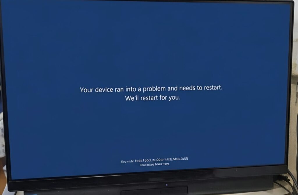 さらに、慌てて電源を入れ直してみたら、今度は「Your device ran into a problem and needs to restart.」なんていう英語の青い画面（ブルースクリーン）になってしまうと、「もう壊れちゃったの！？」「中に入っている大事な仕事のワードやエクセル、お気に入りの音楽データは全部消えちゃうの？」と、頭の中が真っ白になって生きた心地がしなくなりますよね。