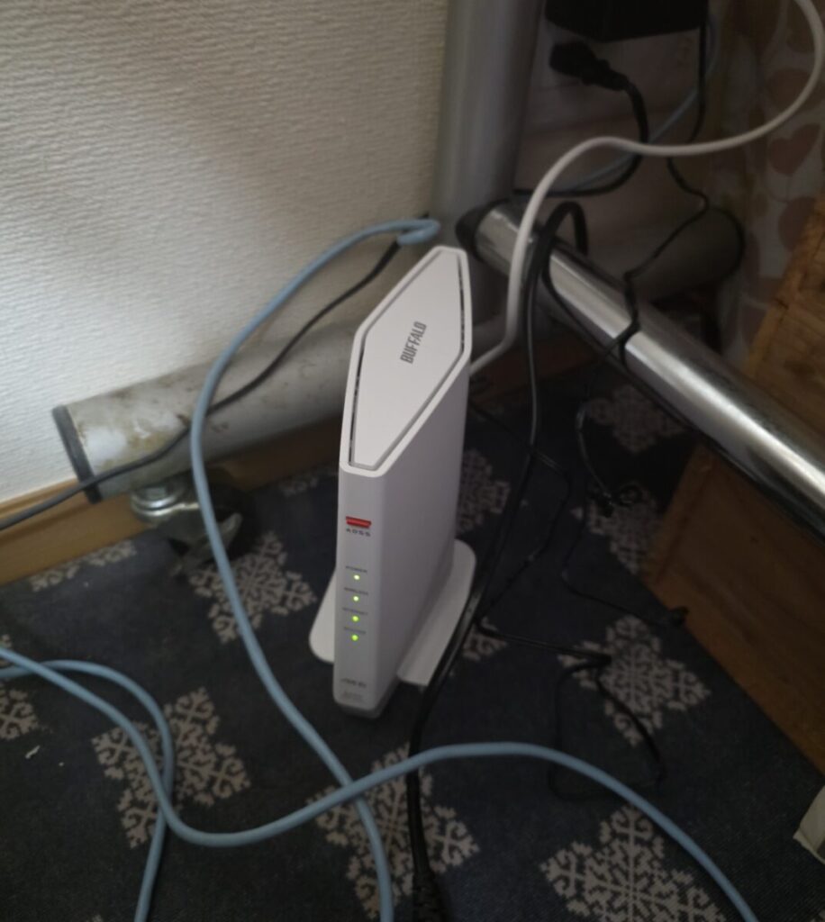早速お客様にご挨拶をし、問題が起きているパソコンを拝見したところ、確かにインターネットに全く繋がっていない状態でした。