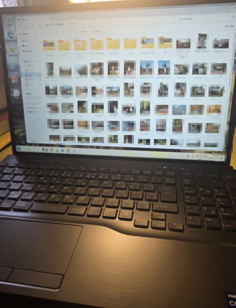 作業終了後、新しいパソコンをお客様と一緒に確認したところ、「諦めかけていた写真も、年賀状の住所録も、希望していたデータがすべて元通り完全に復元されている！」と、本当に嬉しそうな大満足の笑顔で喜んでいただくことができました。お客様の長年の大切な思い出とこれからの安心を守ることができて、私も心の底から一安心いたしました！