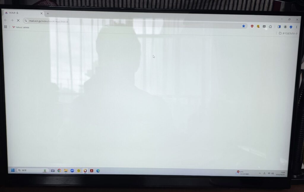 ブラウザから「OCNのWEBメール」を使用されていましたが、デスクトップにあるいつものメールのアイコンを開いても、読み込みのインジケーター（ぐるぐる）が回り続けるだけで、ログイン画面や受信トレイに切り替わらない状態でした。