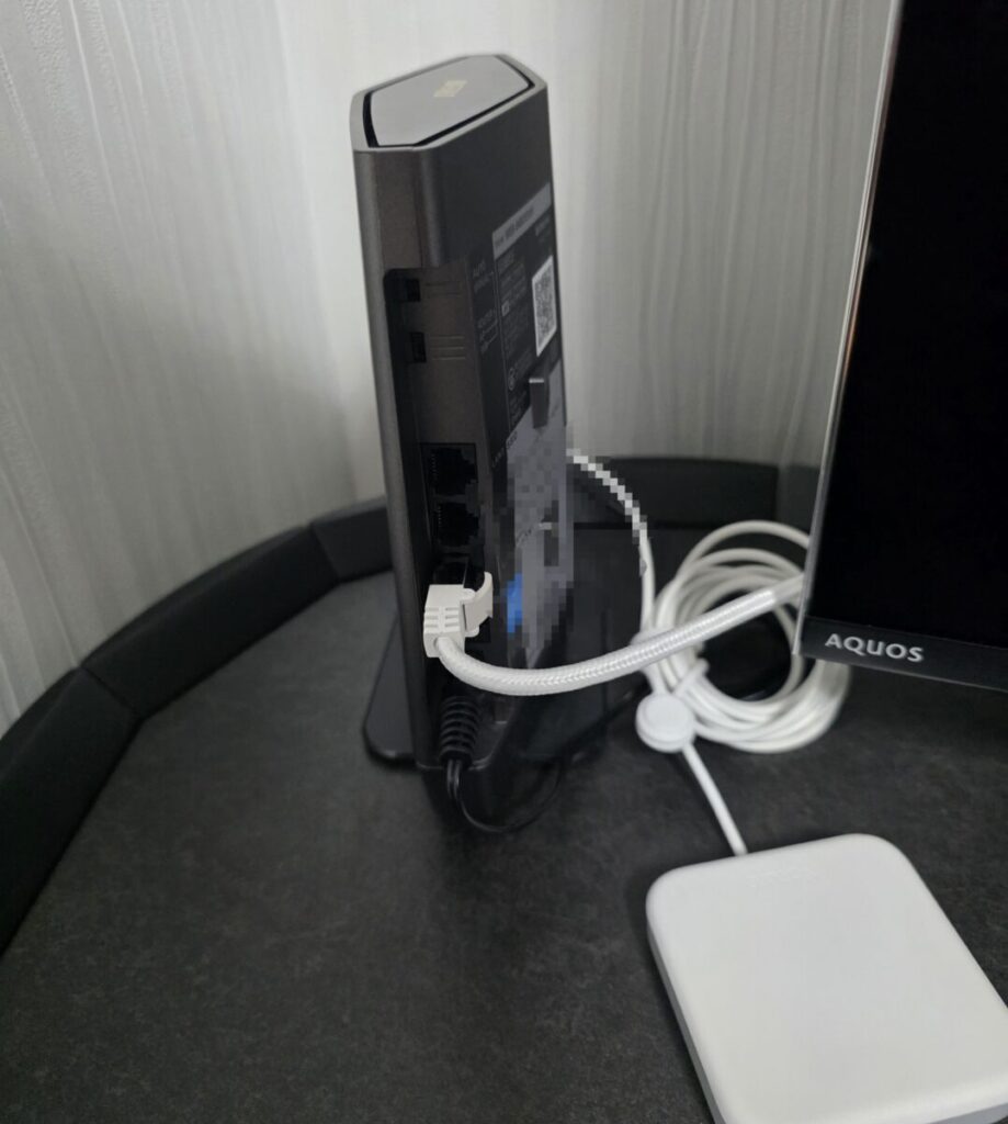 なんと、インターネットの信号が新旧の機器間でグルグルと回ってしまう「誤配線によるネットワークの逆流（ループ現象）」が起きていたのです。さらに、無線ルーター自体の動作モードの設定も、お部屋の環境とは異なるモードに切り替わってしまっていました。