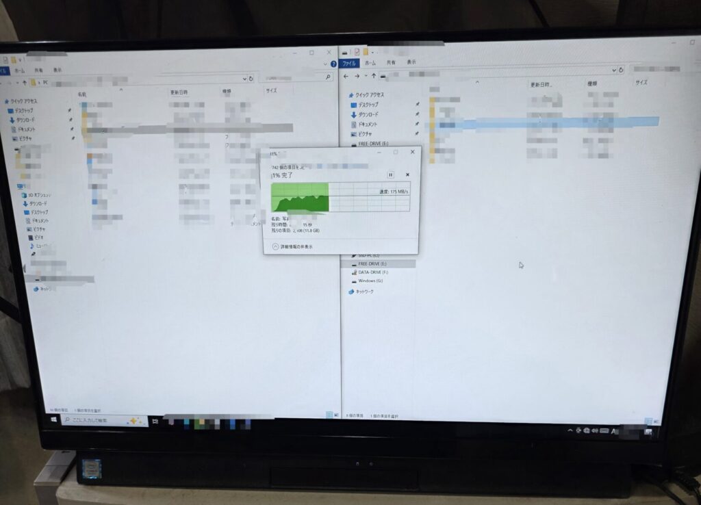 そこからは時間との勝負です。デリケートな状態のハードディスクに極力負担をかけないよう、1時間前後かけて慎重にデータ復旧作業を進めていきました。 一部のデータはシステム側の「ディレクトリ破損（データの住所録のような場所の壊れ）」によりどうしても取り出すことができませんでしたが、お客様が最も必要とされていた重要データの【99%】を無事に丸ごと救出することに成功いたしました！