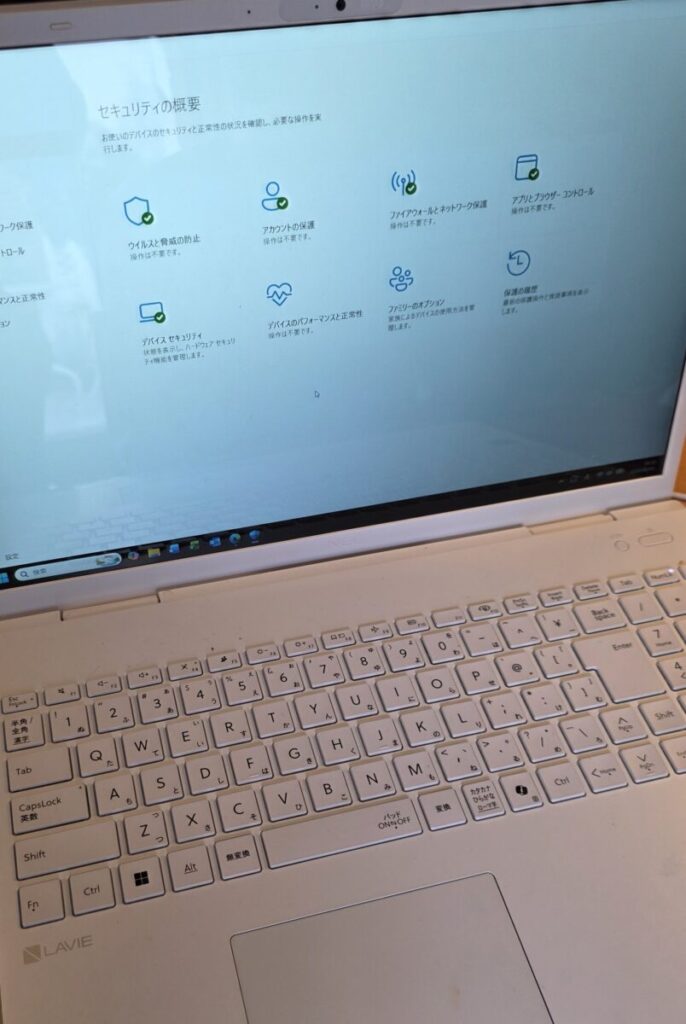 古いウイルスバスターの削除が完了すると、Windowsがそれを自動的に検知し、この無料のMicrosoft Defenderが身代わりとなって自動的に「ON」になります。追加の費用を1円もかけることなく、強力なウイルス対策を継続することが可能です。