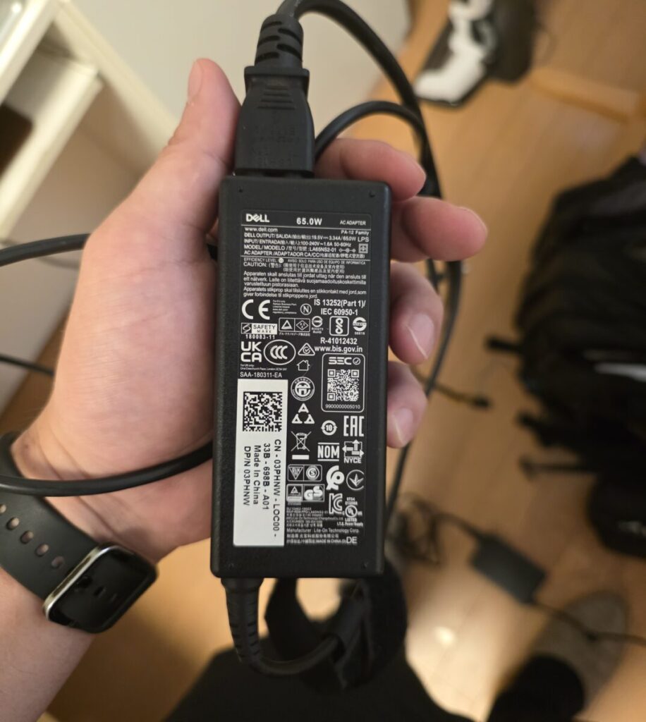この時点で、原因は「パソコン内部のマザーボードの物理故障」か、あるいは電力を供給する「ACアダプター（充電器）本体の断線・故障」のどちらかであると推測しました。