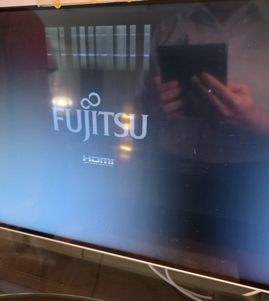 症状の確認 電源を入れると、起動時に最初のメーカーロゴ（FUJITSU）は表示されるものの、その後Windowsが立ち上がるはずの画面が正常に表示されず、真っ暗なままになってしまう状態でした。