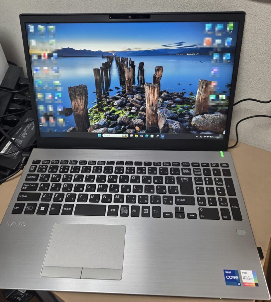 お客様が以前使われていたVAIOのパソコンが、使用中に突然画面が真っ暗になってしまう症状に見舞われ、メーカー修理に出されたとのこと。戻ってきた修理報告書には「マザーボード（メイン基板）交換」の文字がありました。