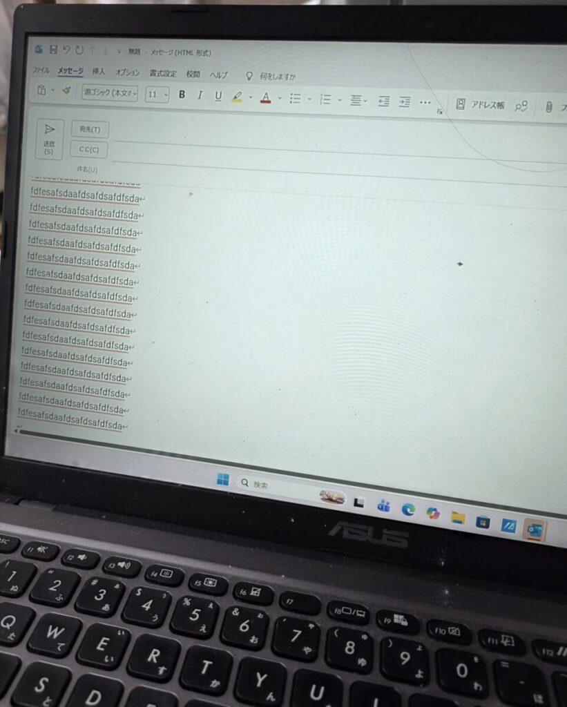 ① メールの文字サイズ修復＆簡単な「裏ワザ」伝授！ こちらは「Ctrlキー」を押しながらマウスホイールを上に回すだけで、一瞬で元の読みやすい大きさに自由に変更することができます。お客様にも実際にその場で操作していただき、「あ！大きくなった！夜中にここを触っちゃったんだわ！」と、原因がハッキリ分かって大変スッキリされていました。
