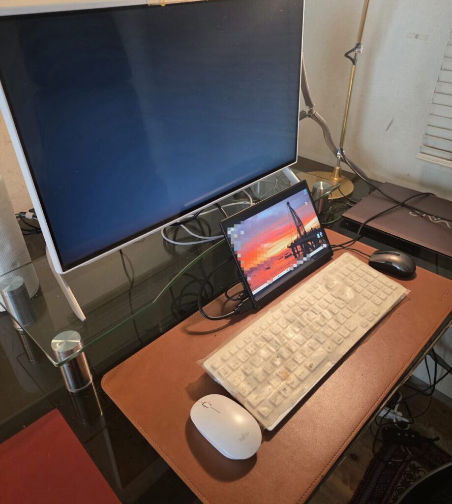 プロの切り分け診断 これがパソコン本体の頭脳の故障なのか、それとも液晶モニター自体の故障なのかを見極めるため、私が持参した検証用の外部モニターにパソコンを接続してみます。すると、外部モニター側にはいつもの見慣れたデスクトップ画面がしっかりと映し出されました！