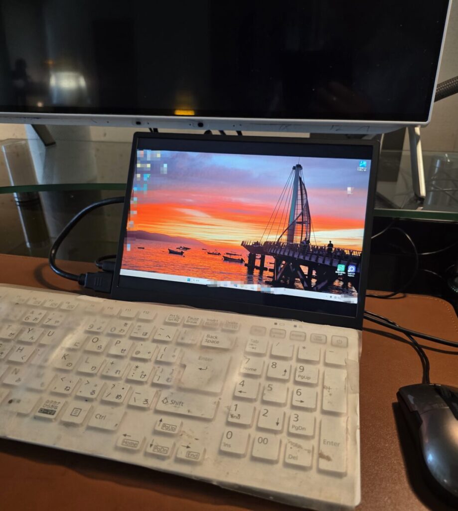 外部モニターへの接続運用セッティング 液晶が映らなくなってしまった本体に外部モニターを接続し、これまで通りに問題なく操作ができるよう応急環境をセッティングいたしました。パソコンの電源の安全な切り方（マウス操作でのシャットダウン方法）なども改めて丁寧にご説明し、新しいPCが届くまで安心して使える状態にしています。