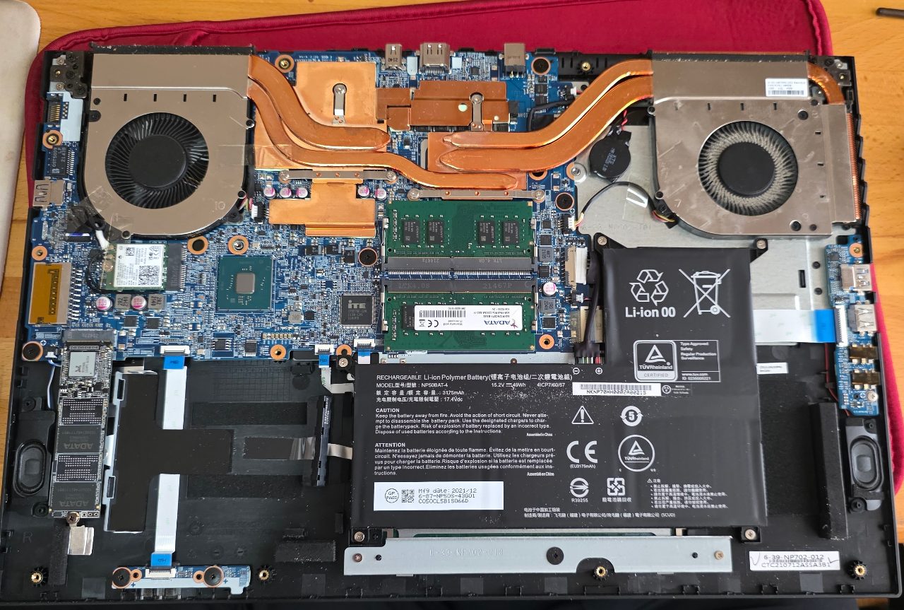 ノートパソコンの内部（マザーボード、冷却ファン、RAM、バッテリー）