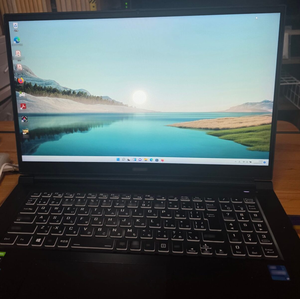 修理後にWindows 11が起動しデスクトップが表示されたノートパソコン
