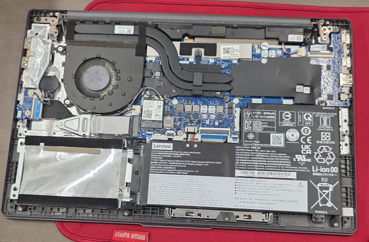 裏蓋を外し、内部ストレージ（SSD）が確認できるLenovoノートパソコンの内部