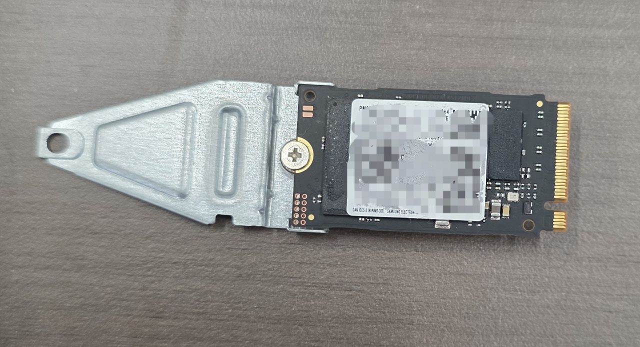 ノートパソコンから取り外した、M.2 NVMe SSDのクローズアップ