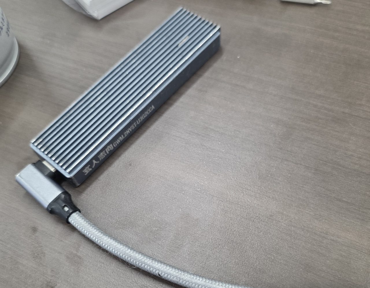 取り外したM.2 NVMe SSDを外付けケースに入れ、データ復旧を試みている様子
