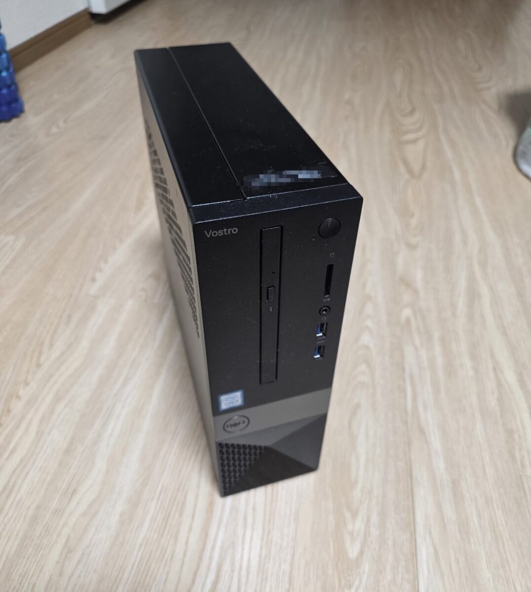 床に置かれたDell Vostro 3471デスクトップPCの外観