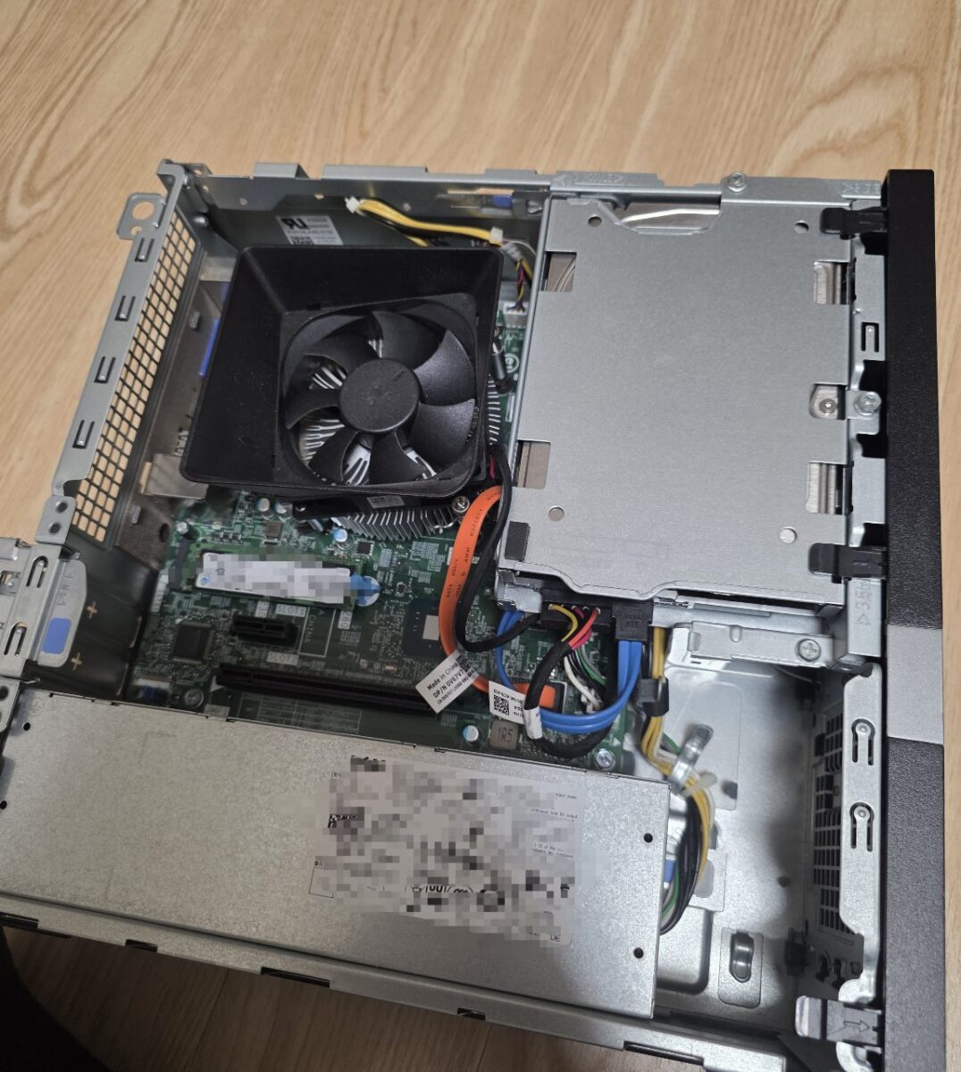 DellデスクトップPCのケースを開けて内部構造が見える状態