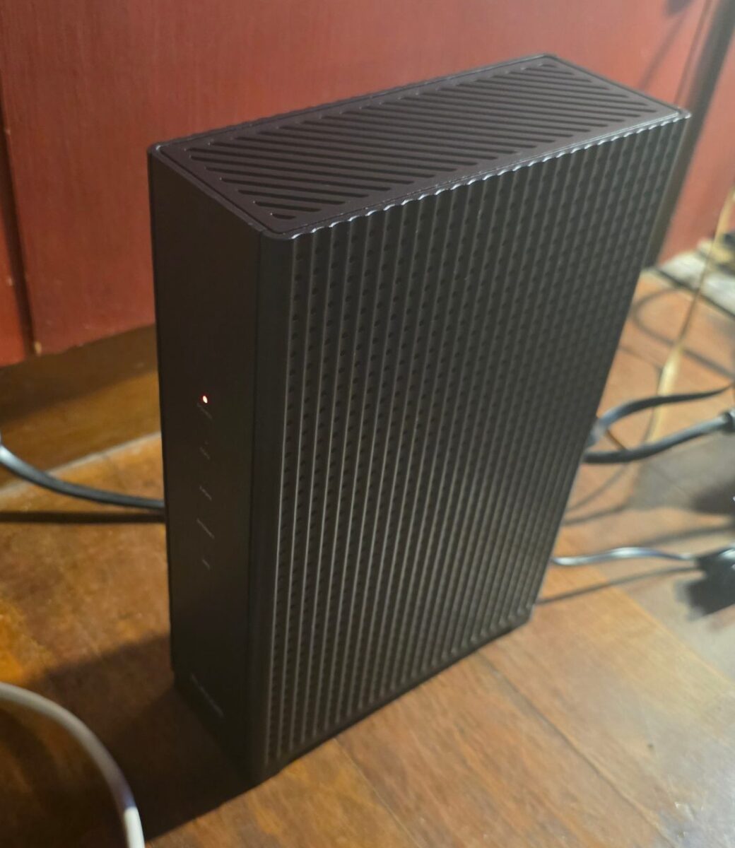 設置されたELECOM製Wi-Fiルーター本体