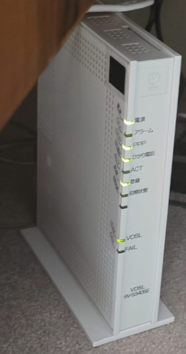 PPPランプが消灯しているNTT製VDSLルーター「RV-534SE」の側面