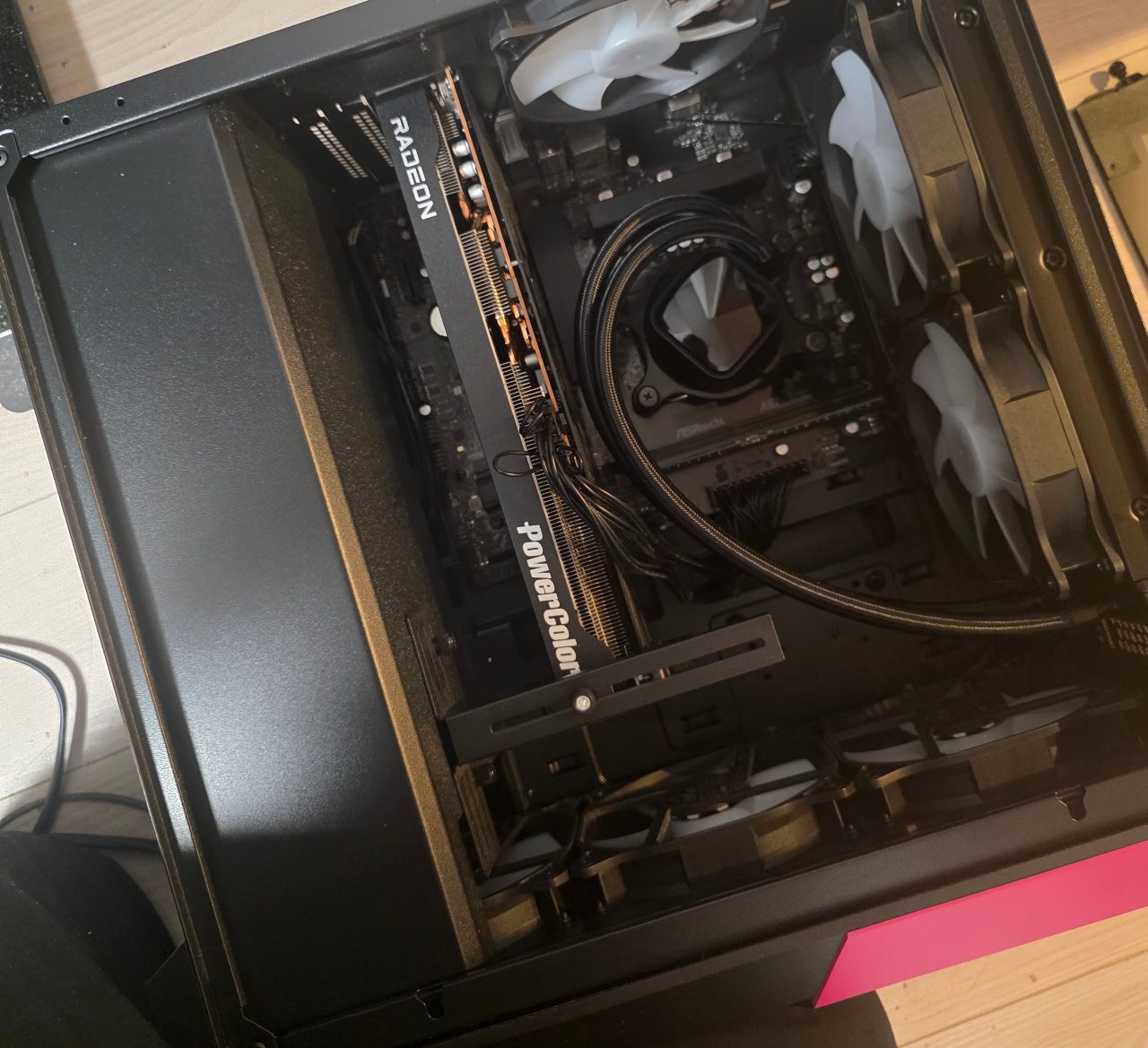 グラフィックボードと水冷クーラーが搭載されたゲーミングPCの内部