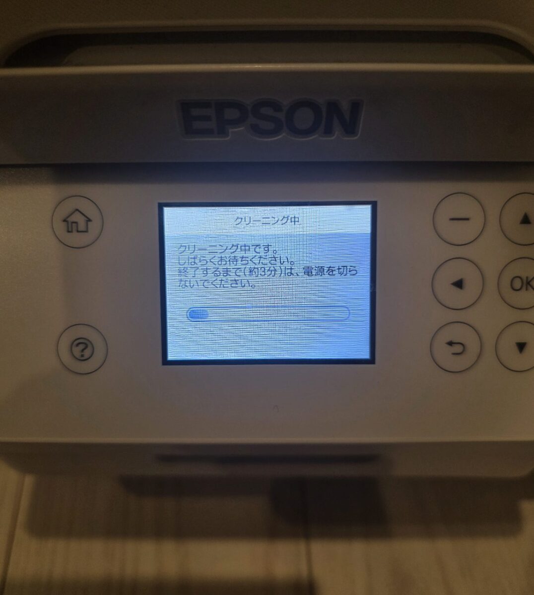 EPSON製プリンターの液晶画面に表示されたクリーニング中のメッセージ。