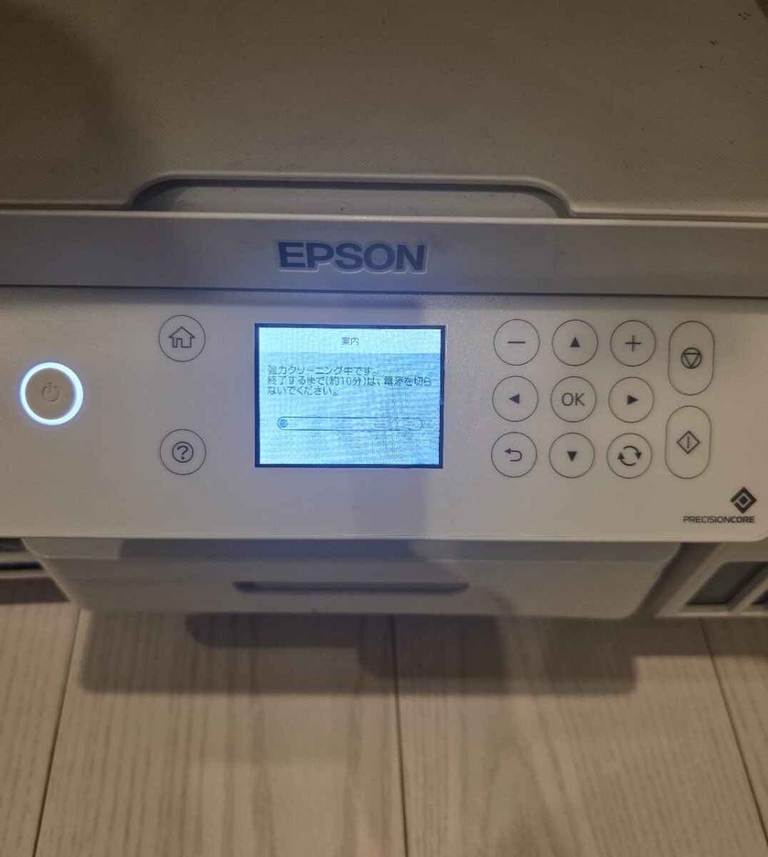 EPSON製プリンターの液晶画面に表示された強力クリーニング中のメッセージ。