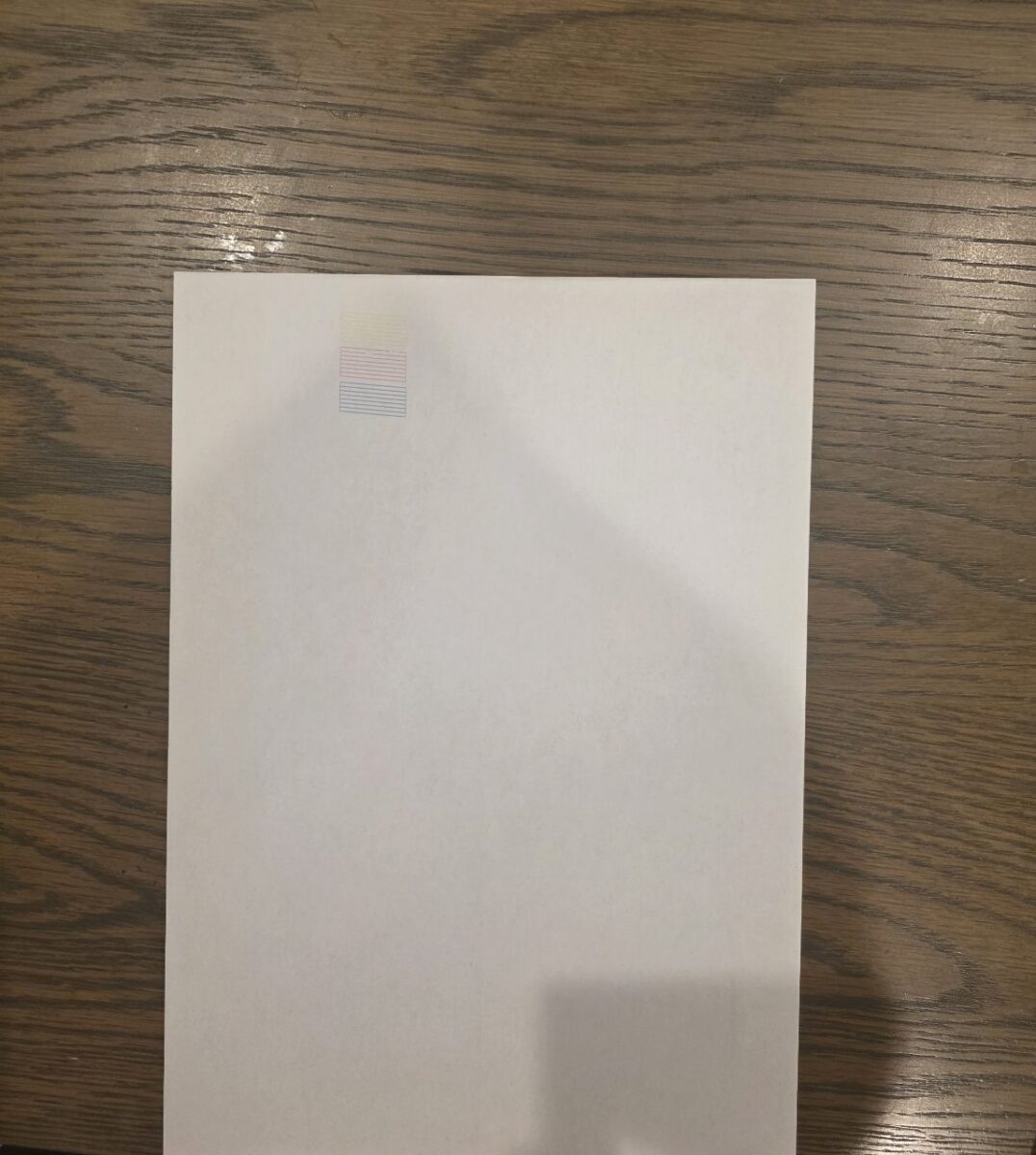 クリーニングによって改善されたプリンターのカラーテスト印刷。