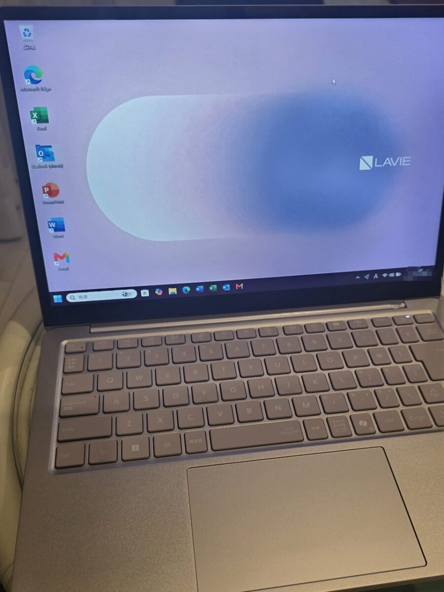 NEC LAVIEノートPCのWindows 11デスクトップ画面。