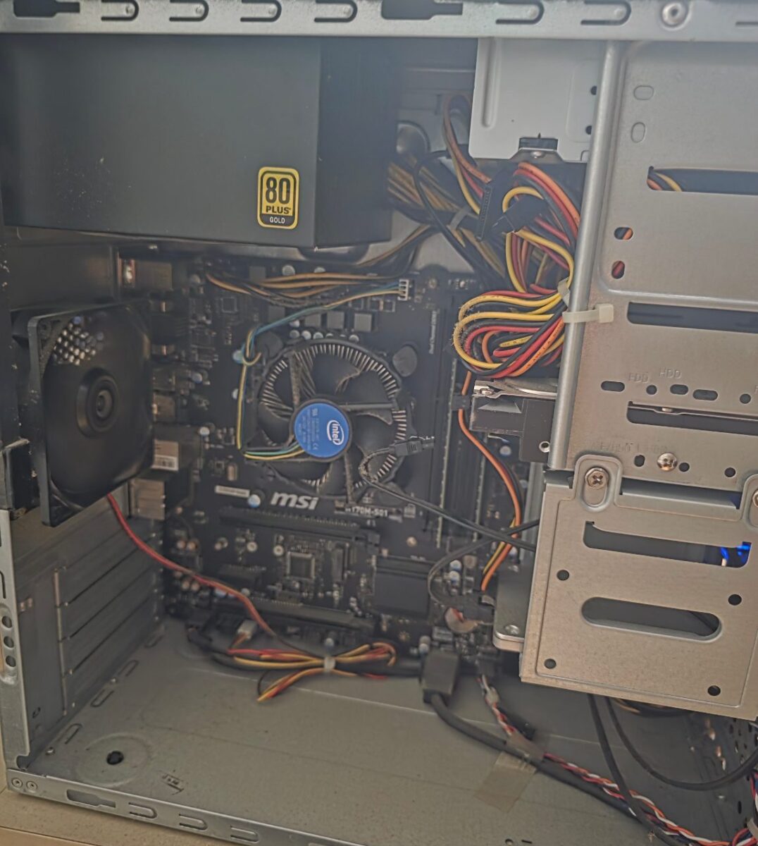 デスクトップパソコン内部のマザーボードと配線