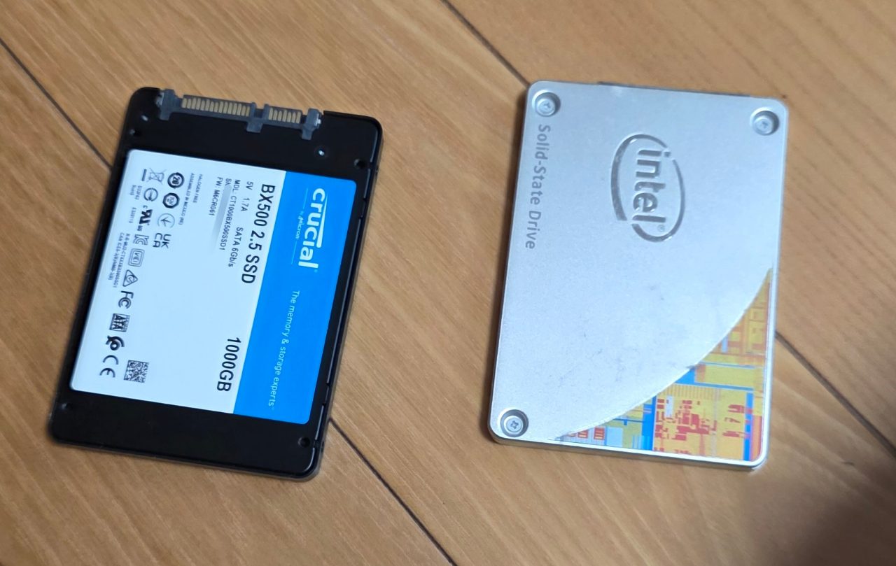新しいCrucial製1TB SSDと元のIntel製SSD