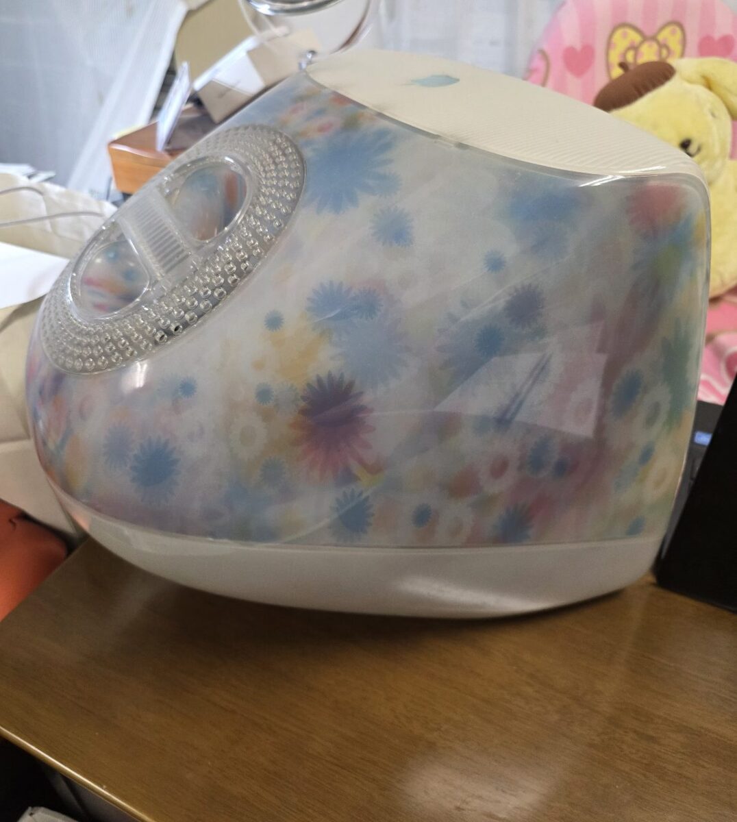 机の上に置かれた花柄のユニークなデザインの古いiMac G4