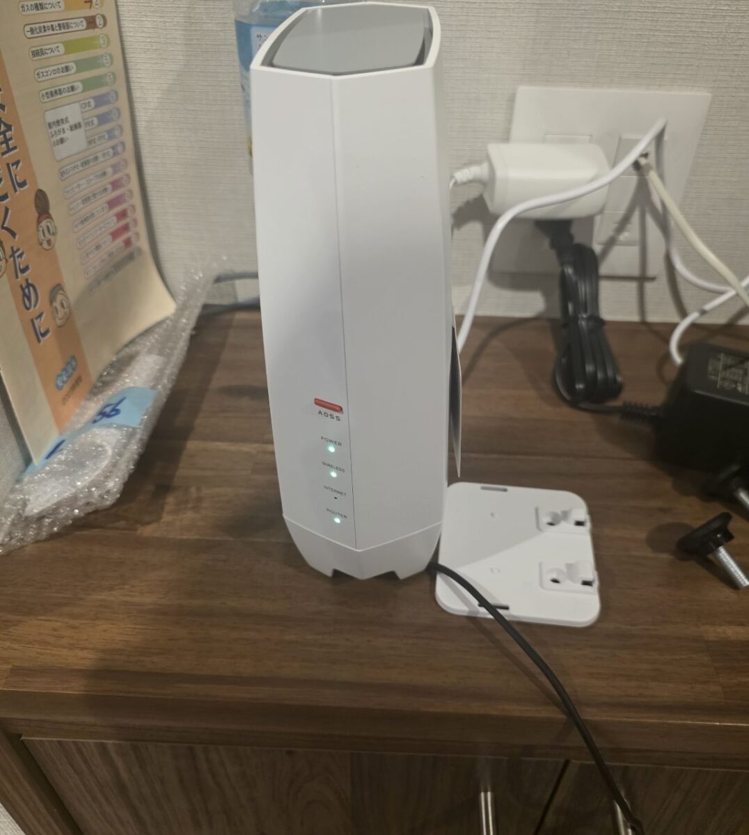 緑色のランプが点灯し、正常に稼働しているNEC製無線ルーター