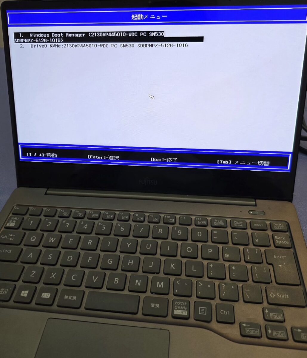 BIOSの起動メニュー画面が表示され、Windows Boot ManagerとSSDが認識されているFujitsuノートパソコン