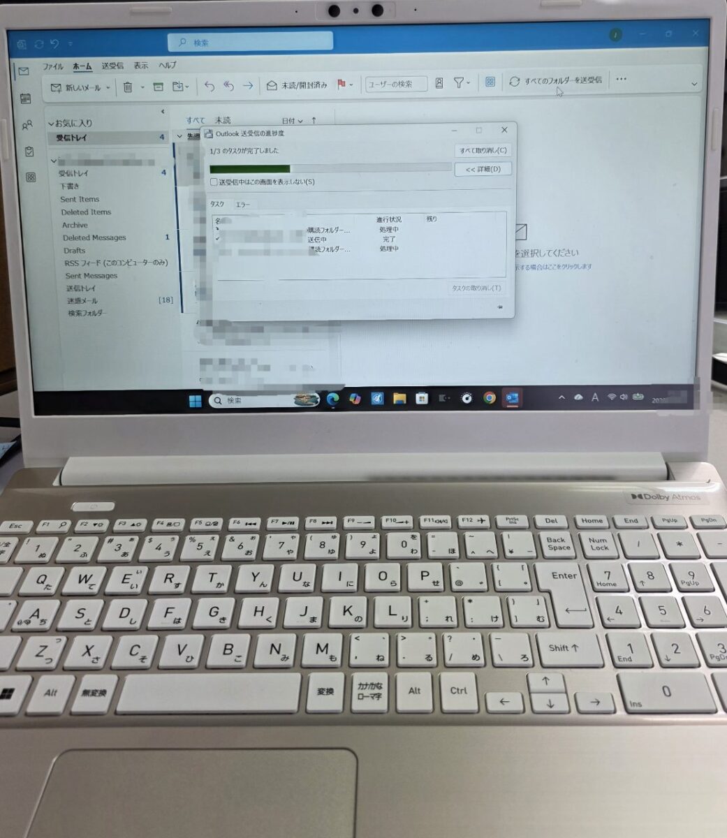ノートPCのOutlookで受信トレイの更新作業が行われている様子。メールが正常に送受信されていることを確認しました。