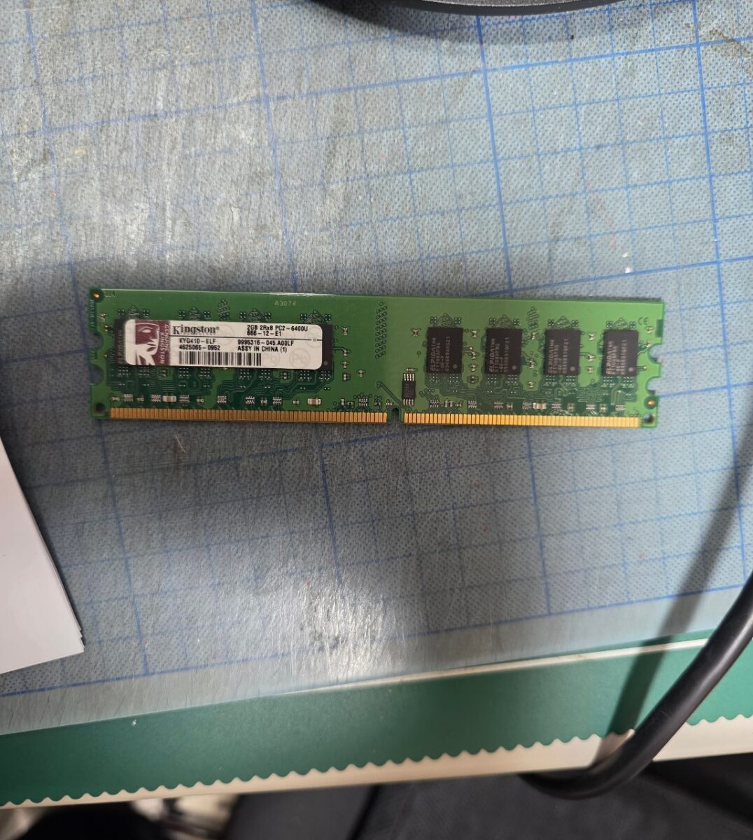 Kingston製のメモリ（RAM）モジュールが撮影された写真。DDR2 PC2-6400Uの表記が見える。