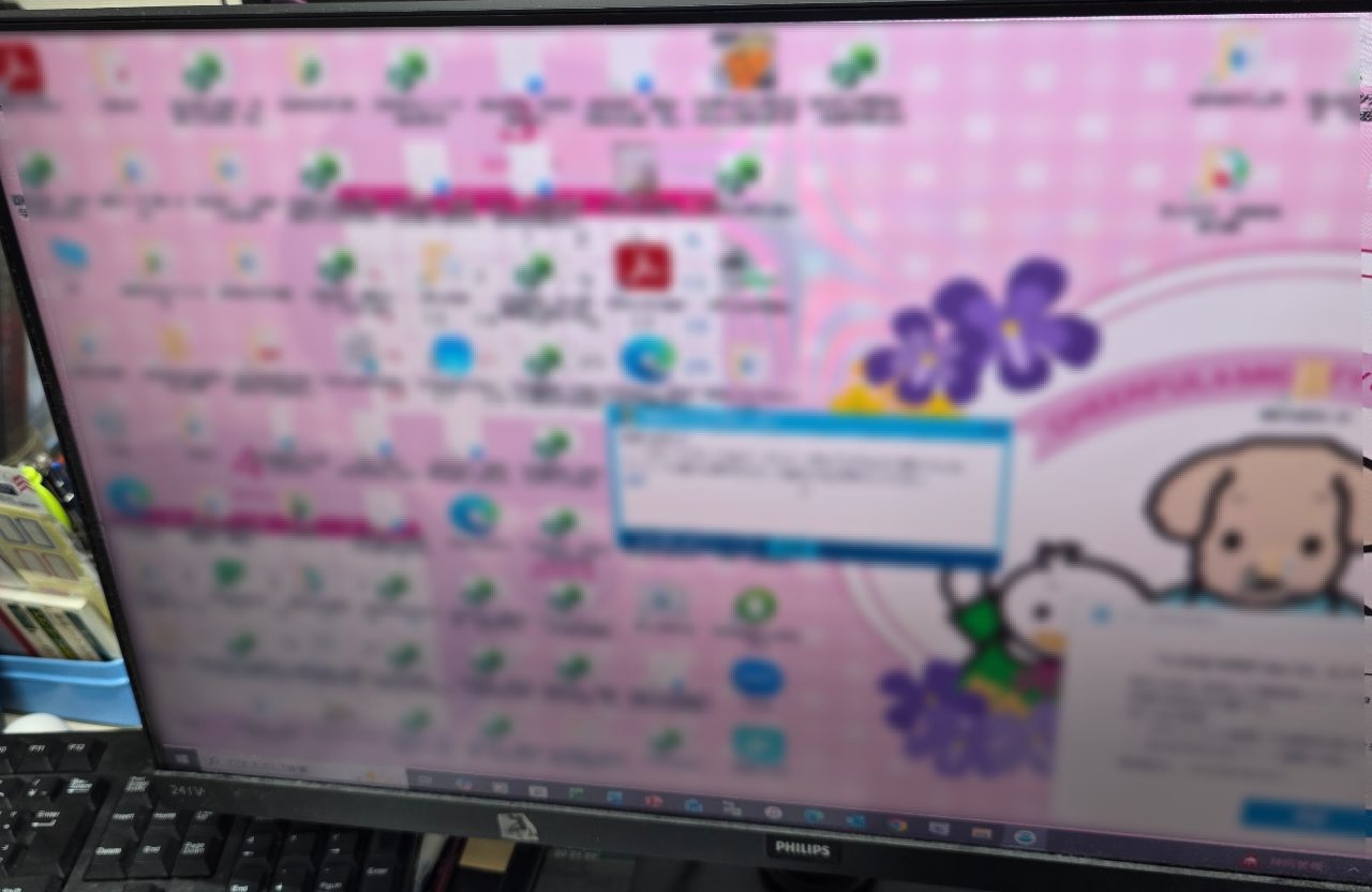 修理後、正常に起動したデスクトップパソコンの画面。ピンク色のデスクトップ背景とアイコンが確認できる。